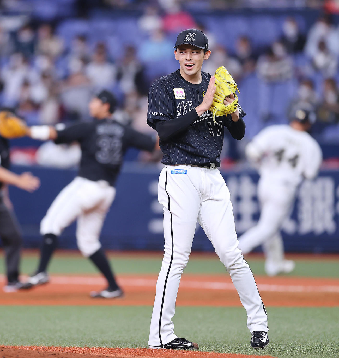 オリックス対ロッテ　2回裏オリックス無死、頓宮（右）のゴロを華麗にさばいた安田に笑顔で拍手を送るロッテ先発の佐々木朗（撮影・垰建太）