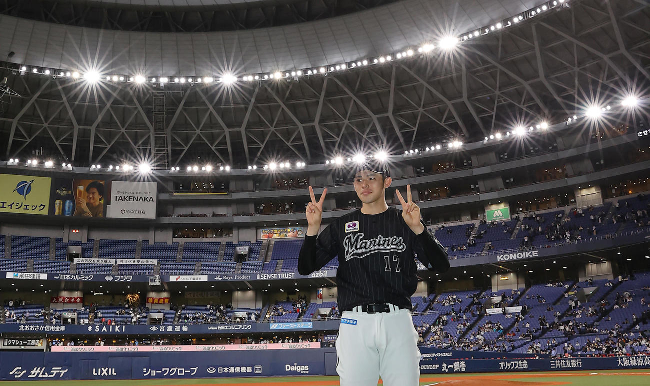 オリックス対ロッテ　4勝目を挙げ笑顔でポーズを決めるロッテ佐々木朗（撮影・垰建太）