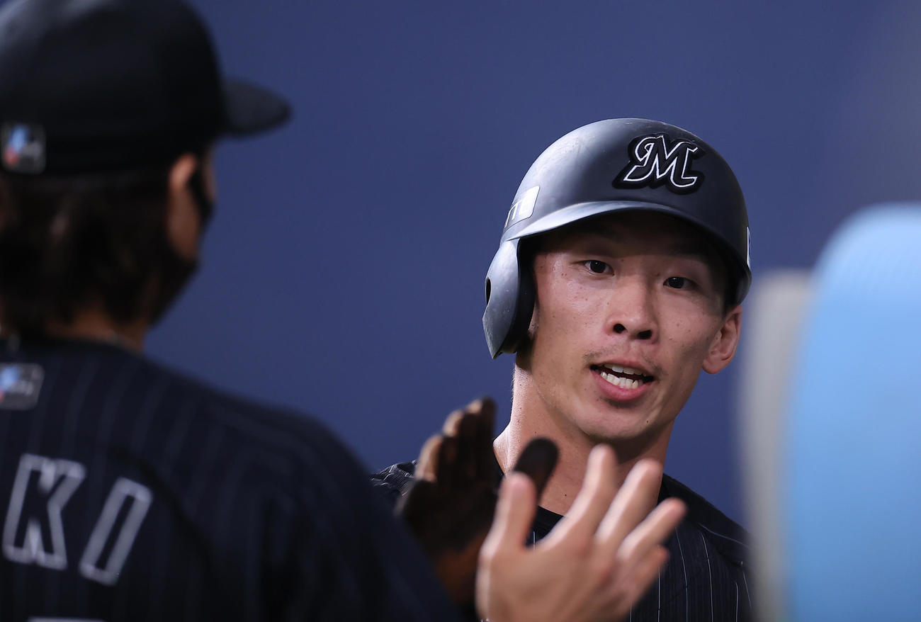 オリックス対ロッテ　3回表ロッテ無死二塁、中村奨の適時打で生還しナインの出迎えを受ける高部（撮影・垰建太）
