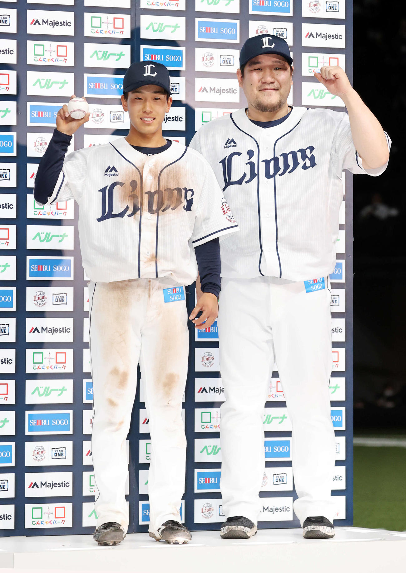 西武対楽天　ヒーローインタビュー後、笑顔で記念撮影する滝沢（左）と中村（撮影・浅見桂子）