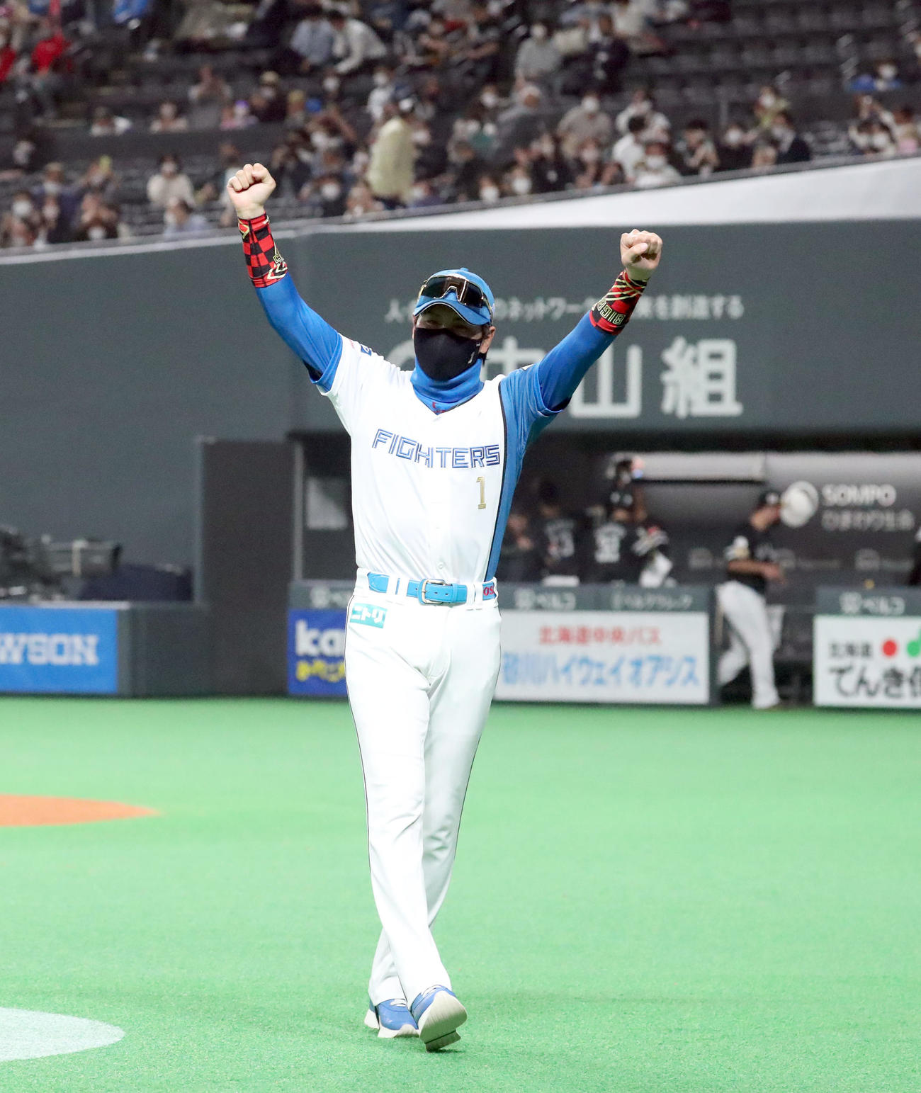 日本ハム対ソフトバンク　試合終了後、ガッツポーズをしながら引き揚げる日本ハム新庄監督（撮影・佐藤翔太）