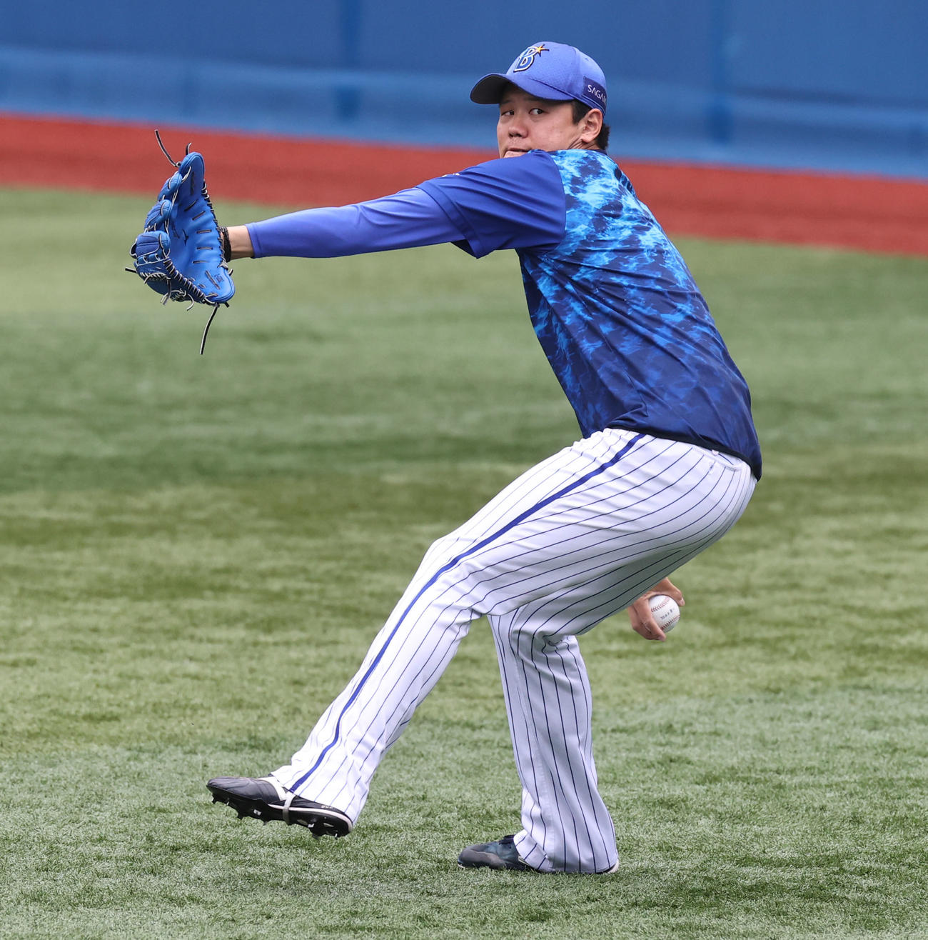 DeNA対阪神　雨天中止となり外野でキャッチボールする上茶谷（撮影・加藤哉）