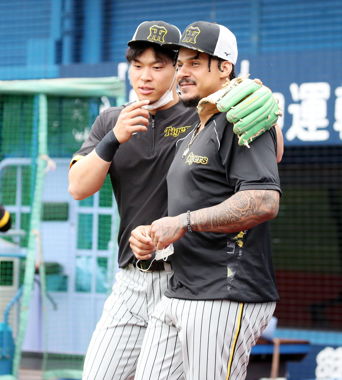 DeNA対阪神　佐藤輝（左）はマルテと肩を組んでグラウンドへ出る（撮影・加藤哉）