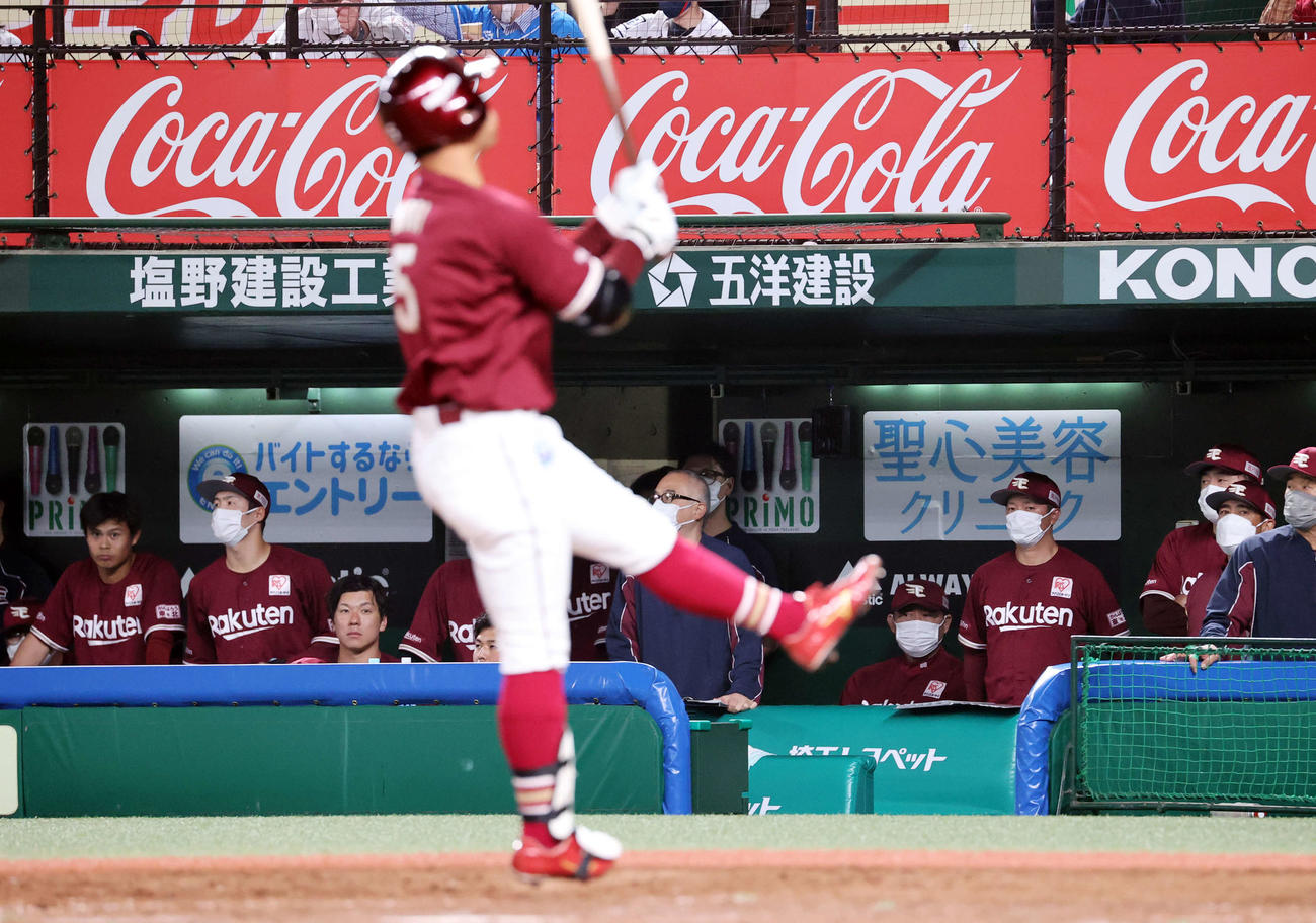 西武対楽天　9回表楽天2死、茂木が三振に倒れて3連敗となり、厳しい表情で見つめる石井監督（右奥）ら沈む楽天ベンチ（撮影・浅見桂子）