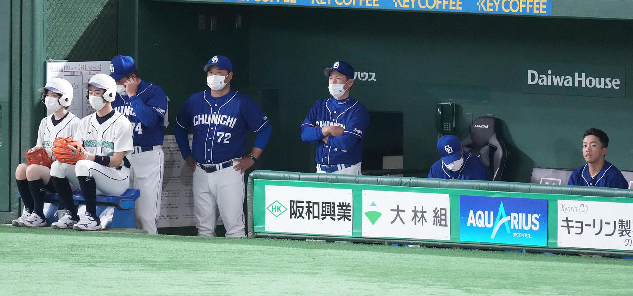 巨人対中日　ベンチで浮かない表情の中日立浪監督（中央）（撮影・鈴木みどり）
