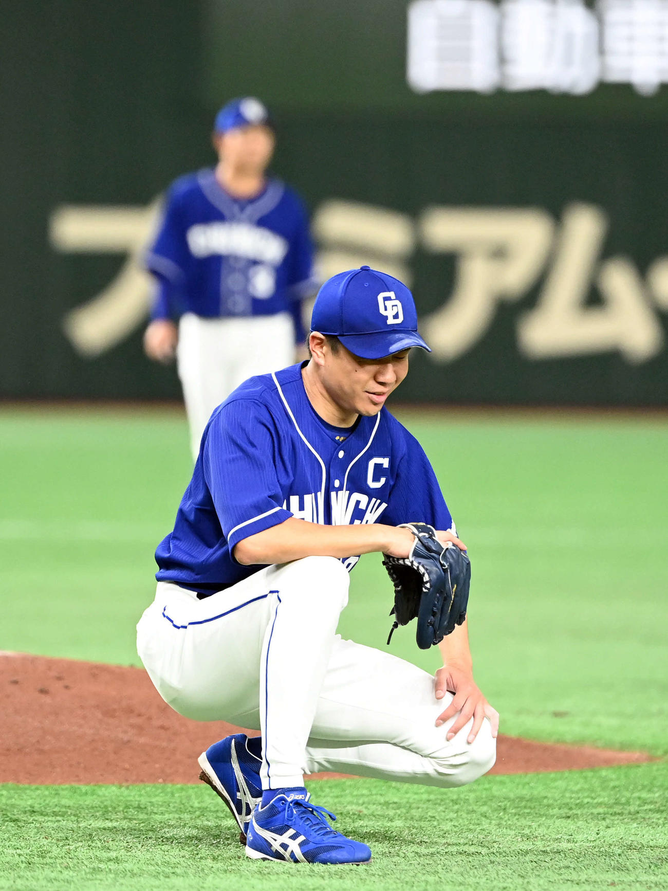 巨人対中日　4回裏巨人無死、ポランコに二安を決められ苦笑いする中日の先発大野雄（撮影・たえ見朱実）