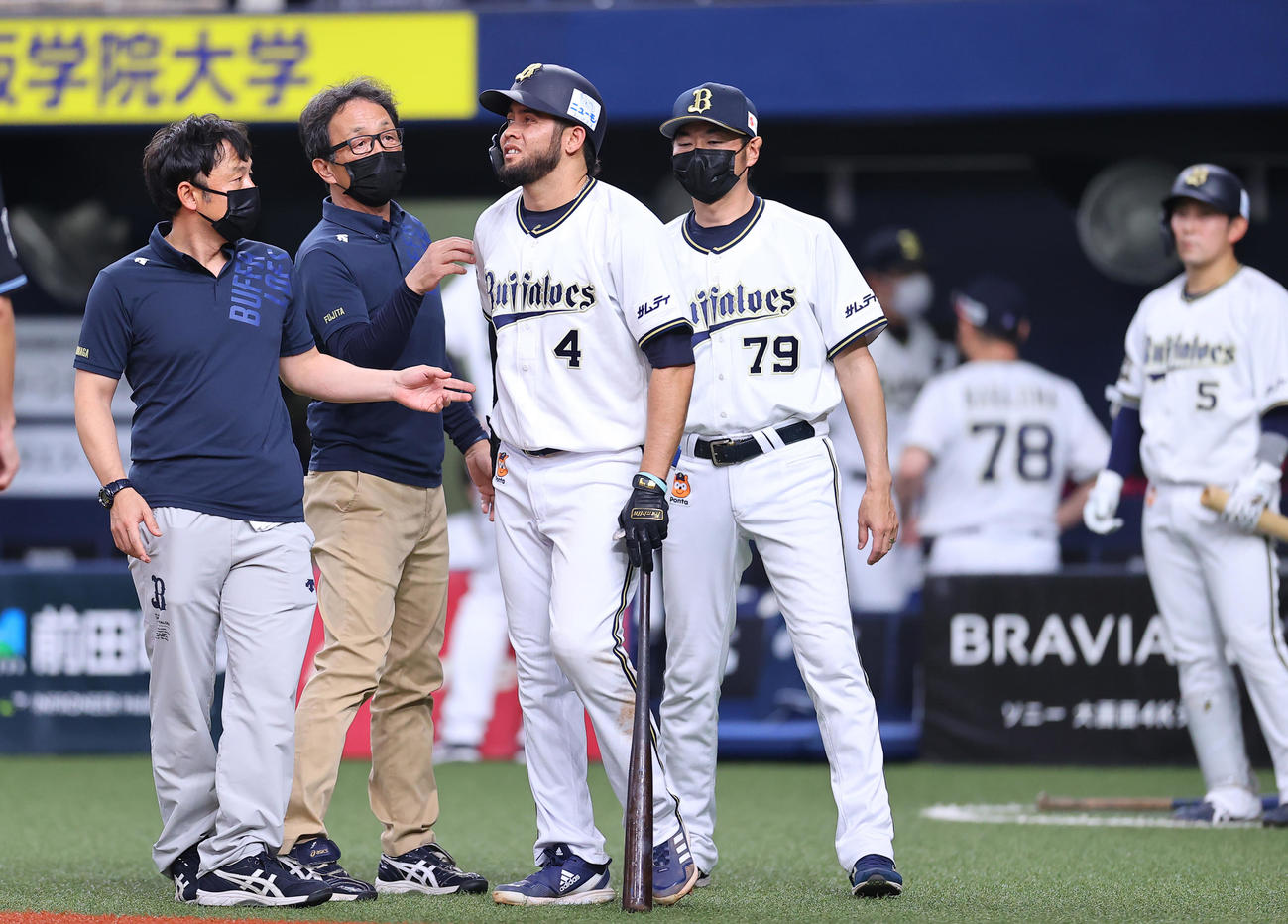 オリックス対ロッテ　9回裏オリックス無死、負傷し顔をしかめるバレラ（左から3人目）（撮影・垰建太）