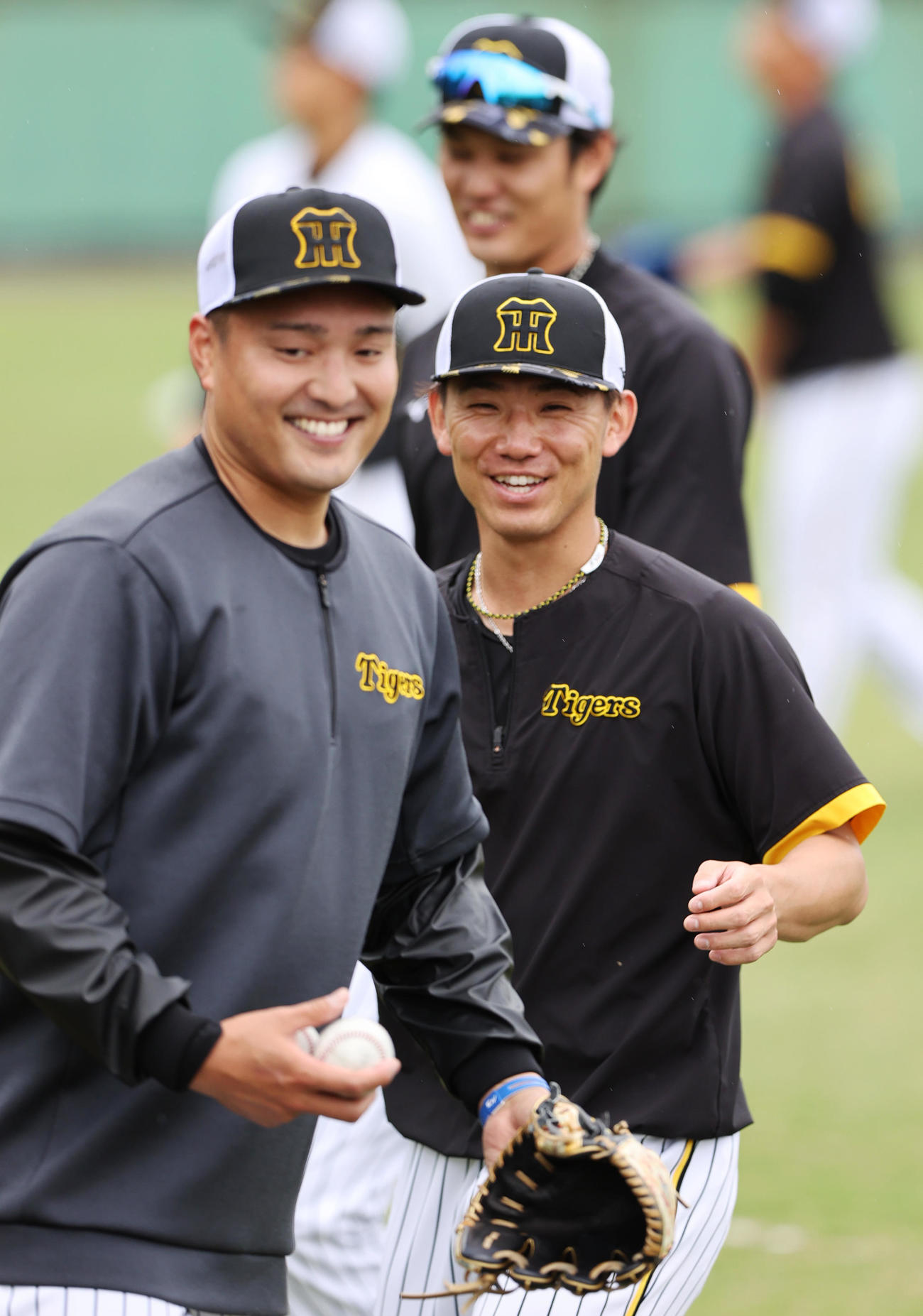 鳴尾浜球場で笑顔を見せる、左から阪神秋山、伊藤将、藤浪（撮影・上山淳一）