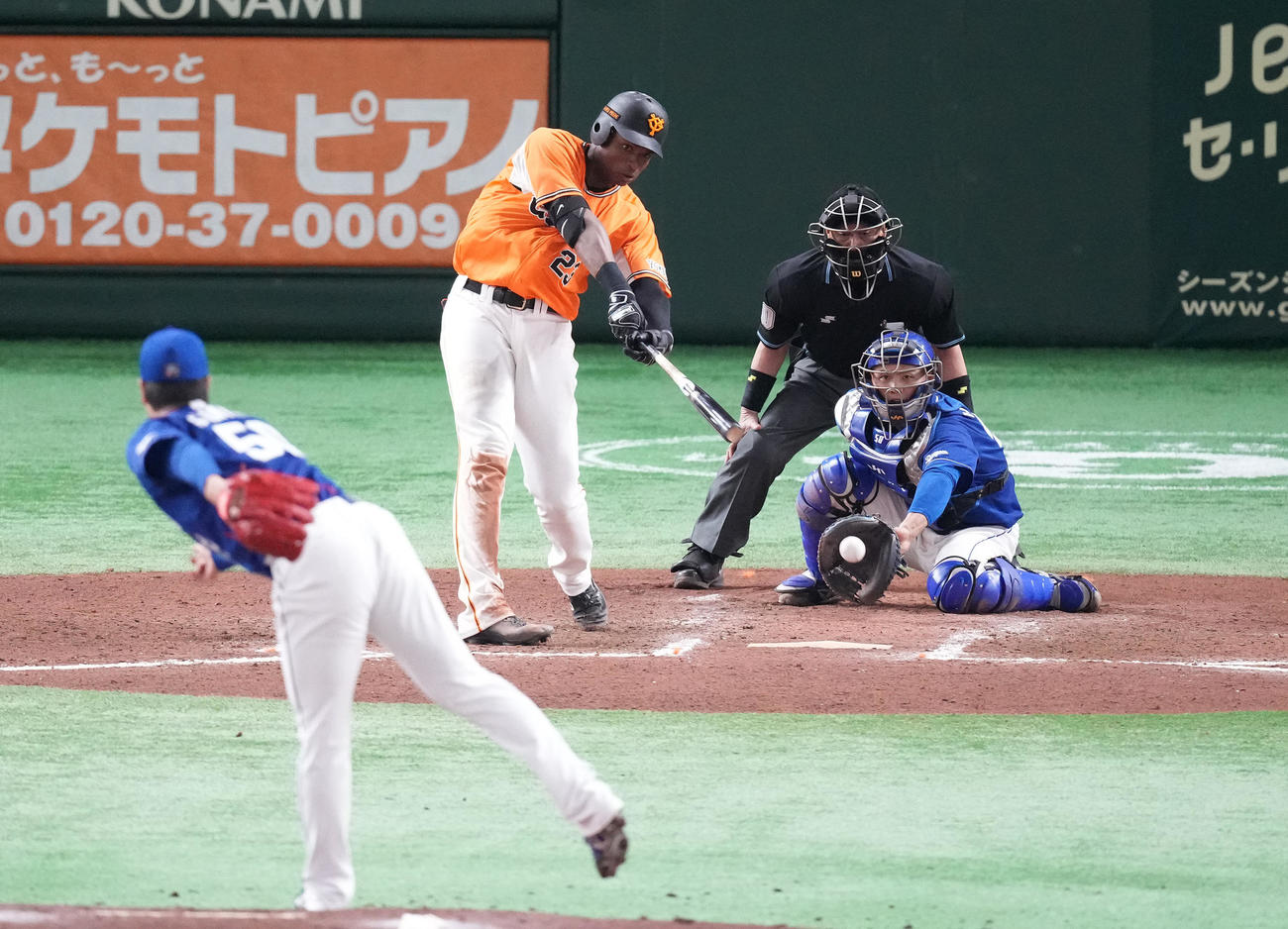 巨人対中日　7回裏巨人2死一、三塁、左前適時打を放つポランコ。投手清水（撮影・鈴木みどり）