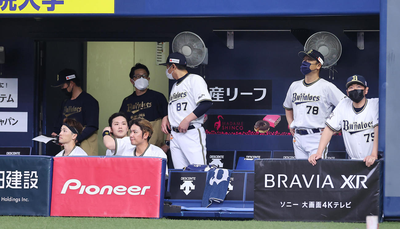 オリックス対ロッテ　9回、さえない表情で戦況を見つめるオリックス中嶋監督（右）（撮影・垰建太）