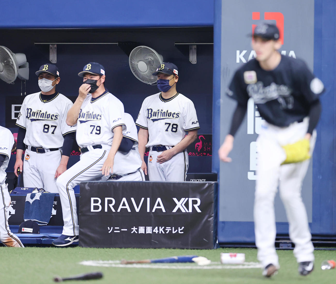 オリックス対ロッテ　ロッテ佐々木朗（右）の前になかなか得点できず戦況を見つめるオリックス中嶋監督（中央）（撮影・垰建太）