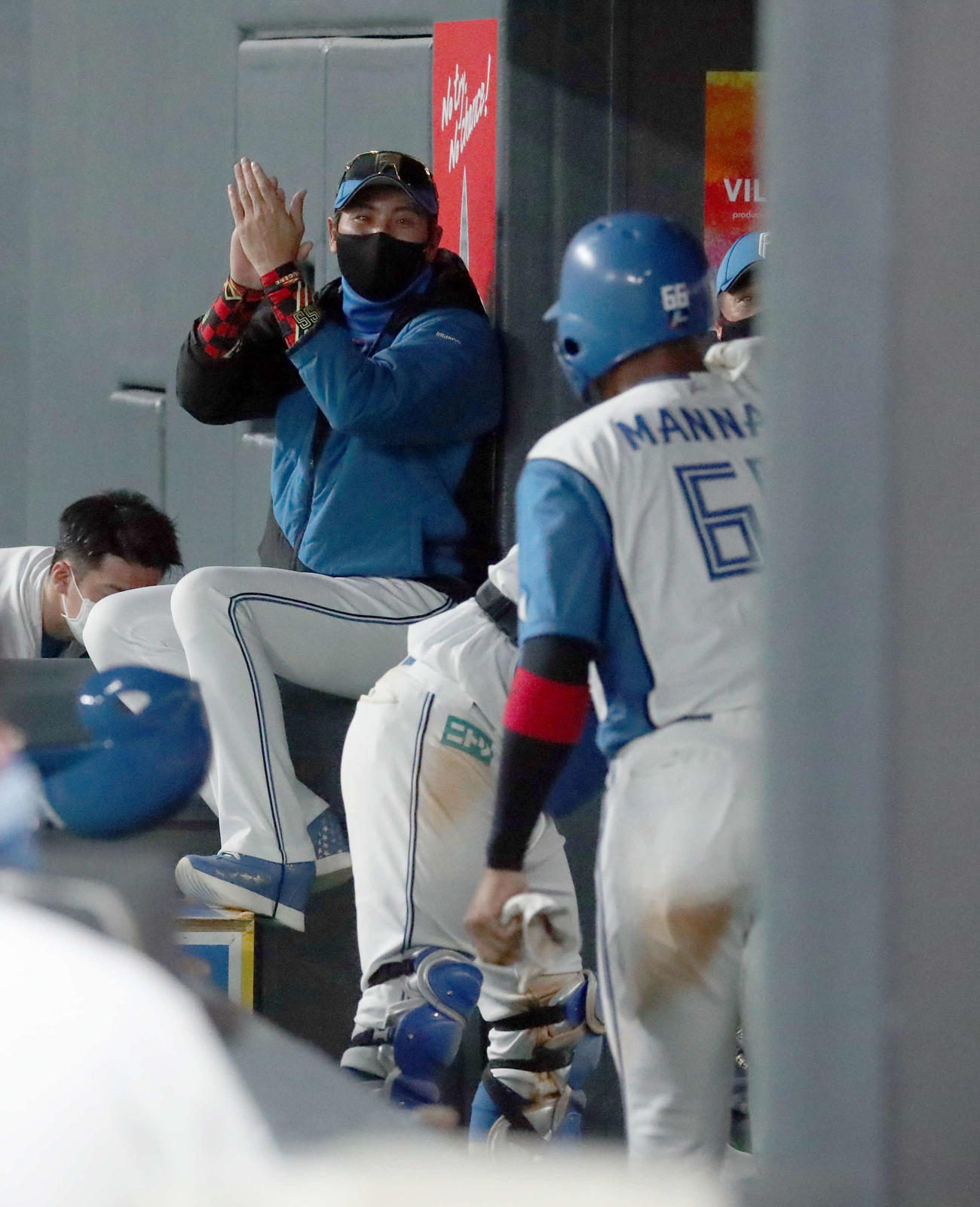 日本ハム対ソフトバンク　日本ハム新庄監督は先制となる中前適時打を放った万波（右手前）に笑顔で拍手を送る（撮影・佐藤翔太）