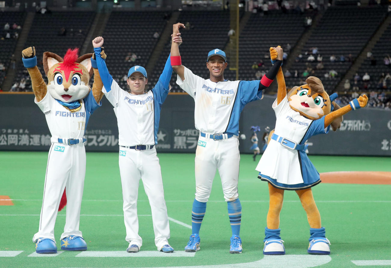 日本ハム対ソフトバンク　試合終了後、記念撮影に応じる日本ハム伊藤（左）と万波（撮影・佐藤翔太）