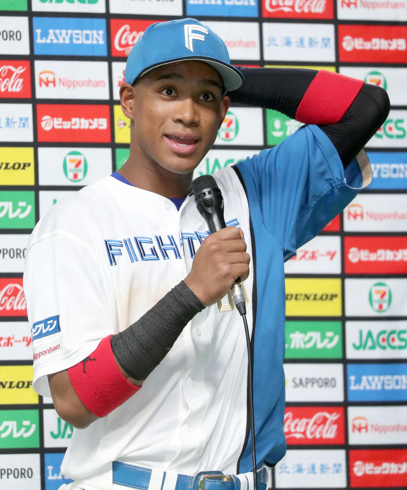 日本ハム対ソフトバンク　試合終了後、インタビューに応じる日本ハム万波（撮影・佐藤翔太）