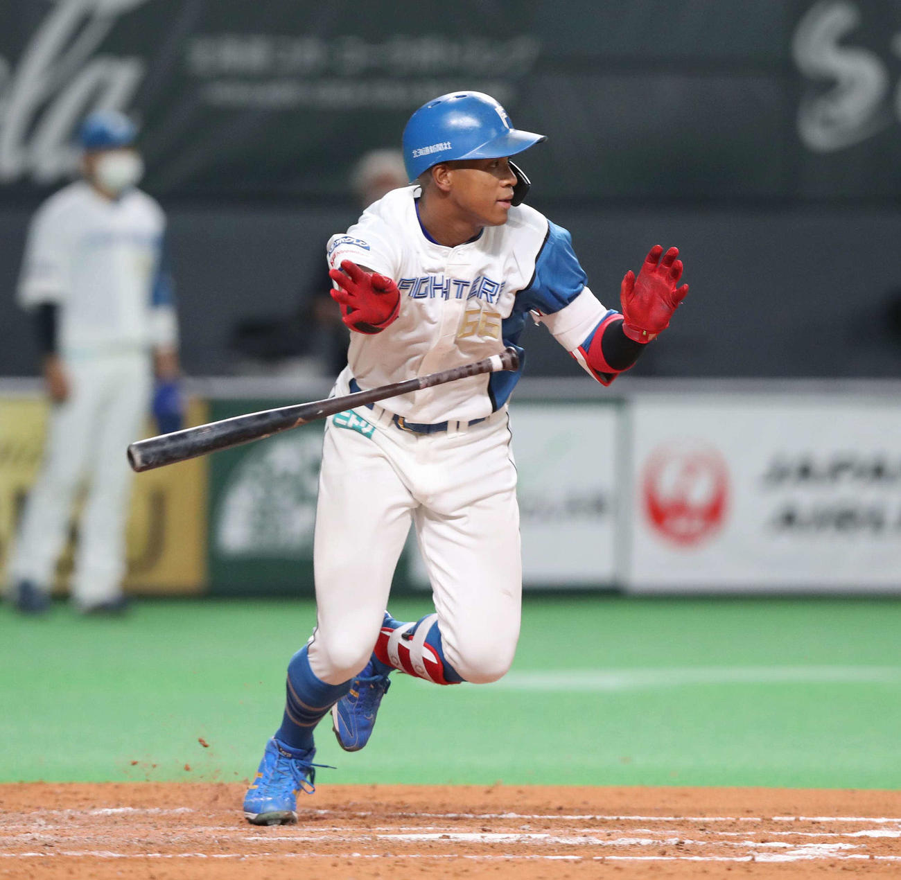 日本ハム対ソフトバンク　4回裏日本ハム2死二塁、中前適時打を放つ万波（撮影・黒川智章）