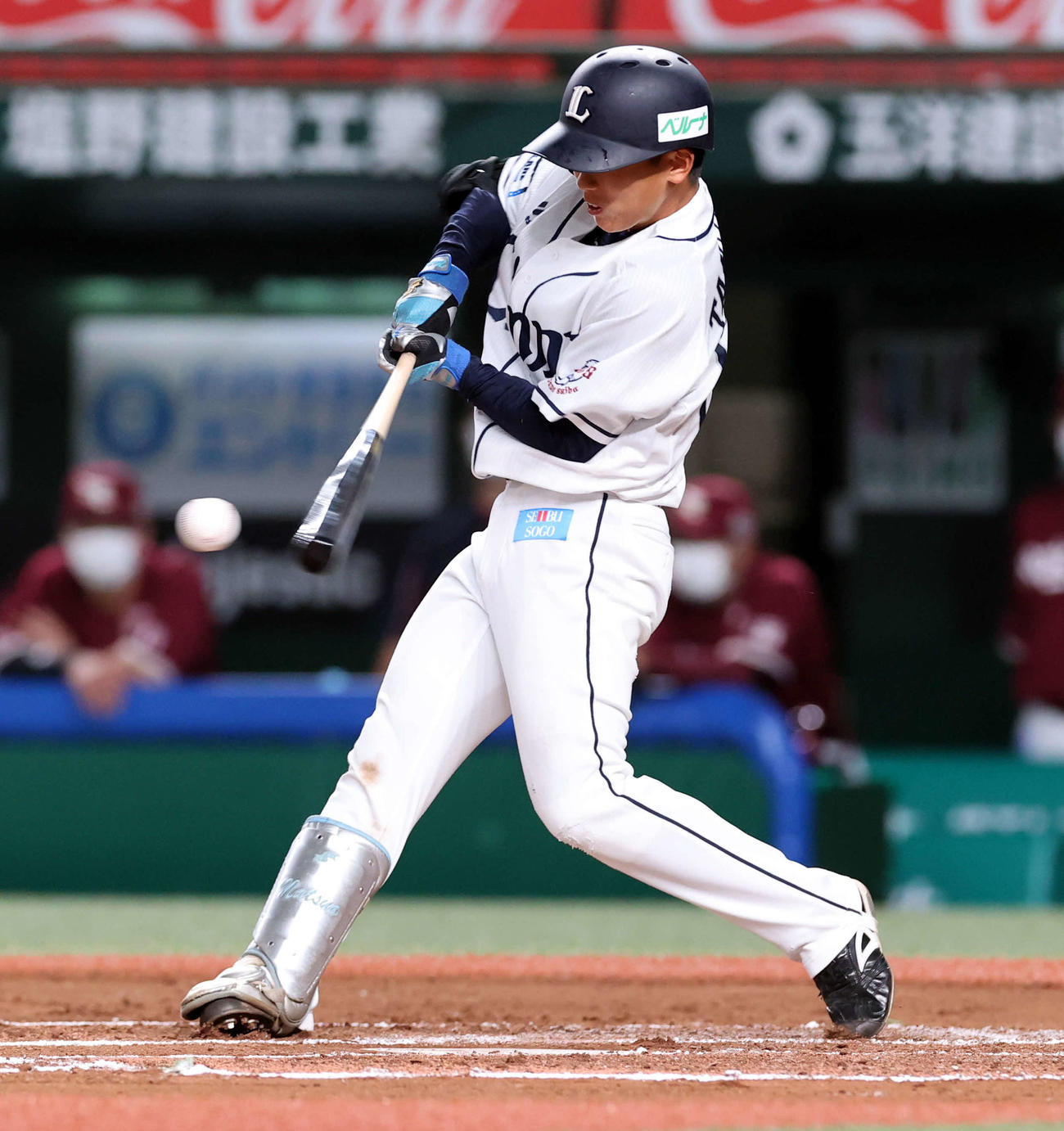 西武対楽天　6回裏西武無死、滝沢は二塁内野安打を放つ（撮影・浅見桂子）