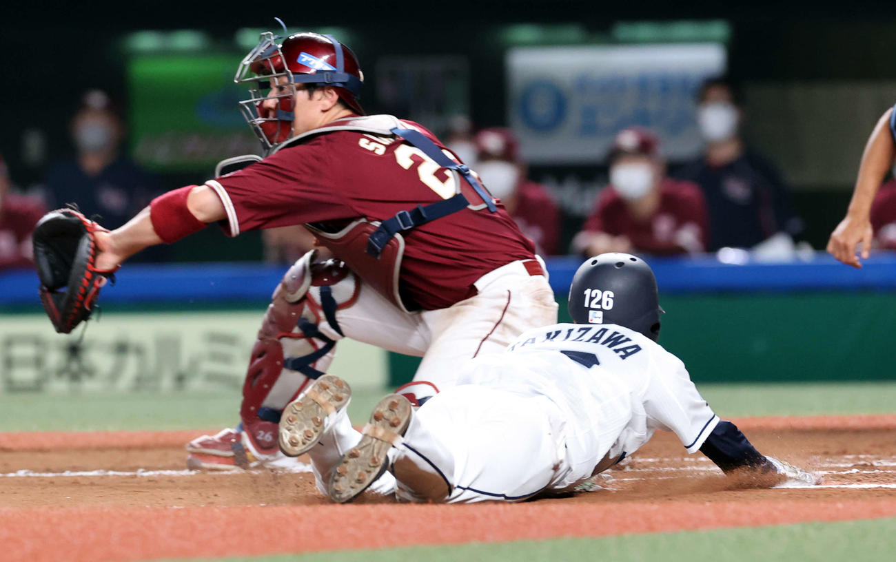 西武対楽天　6回裏西武無死二塁、外崎の左適時打で二塁走者滝沢は激走で三塁を周りヘッドスライディングで生還する（撮影・浅見桂子）
