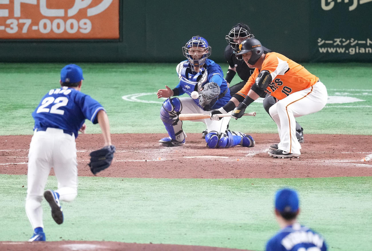 巨人対中日　4回裏巨人無死一、二塁、送りバントを決める中田。投手大野雄（撮影・鈴木みどり）