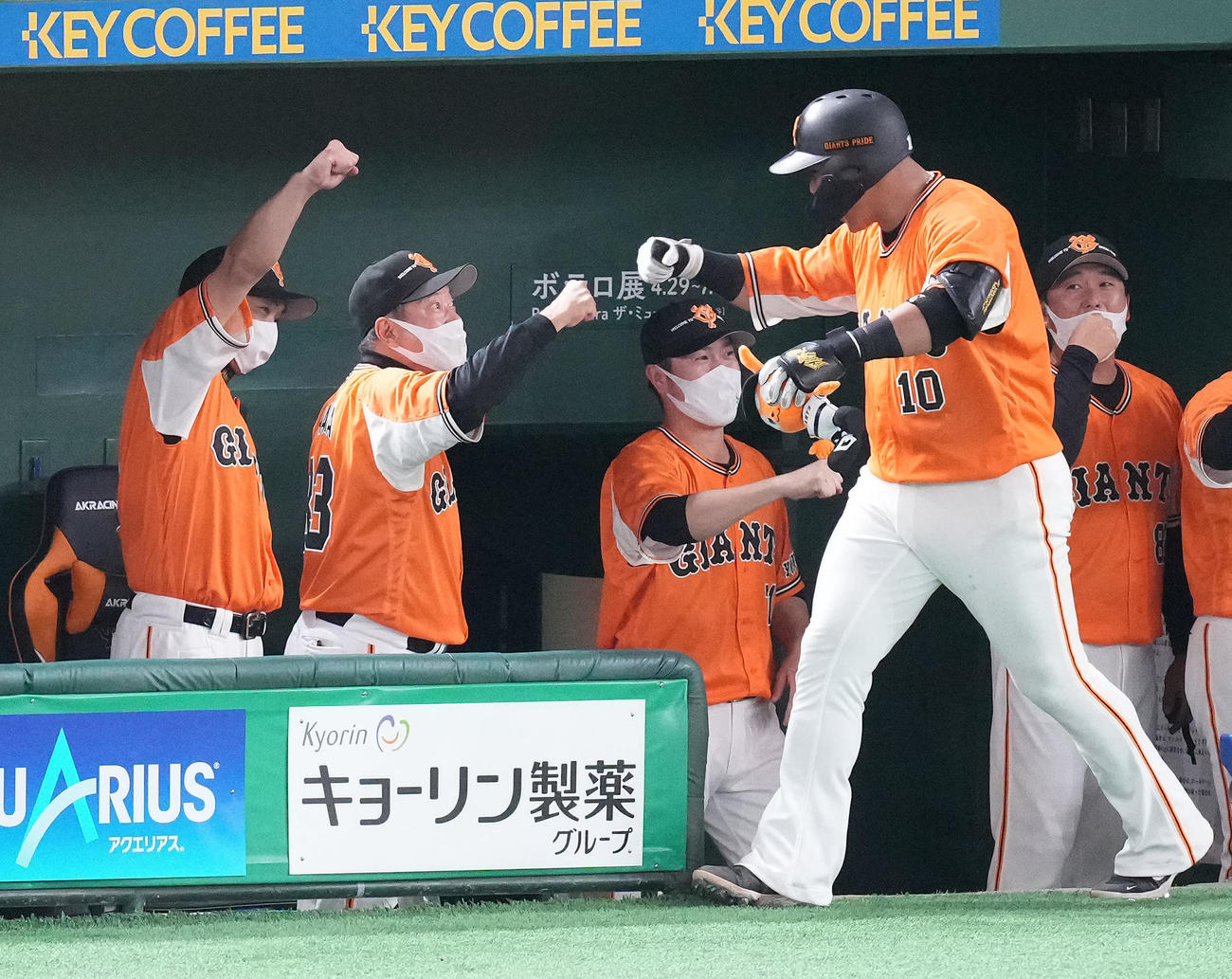巨人対中日　8回裏巨人無死一塁、左中間に2点本塁打を放った中田（右手前）を迎える原監督（左から2人目）（撮影・鈴木みどり）
