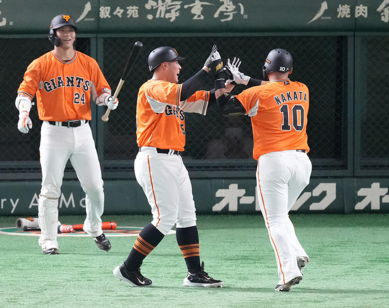 巨人対中日　8回裏巨人無死一塁、左中間への2点本塁打を放った中田（右）を迎える岡本和（撮影・鈴木みどり）