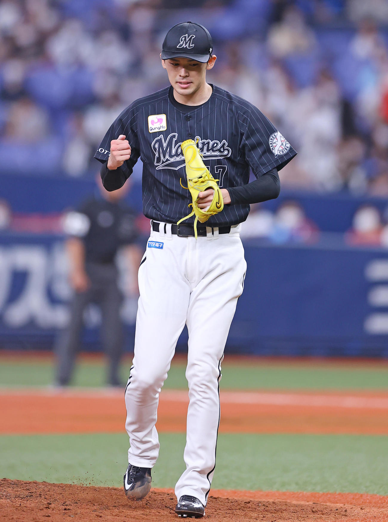オリックス対ロッテ　6回裏オリックス2死二、三塁、バレラを三振に仕留めガッツポーズするロッテ先発の佐々木朗（撮影・垰建太）