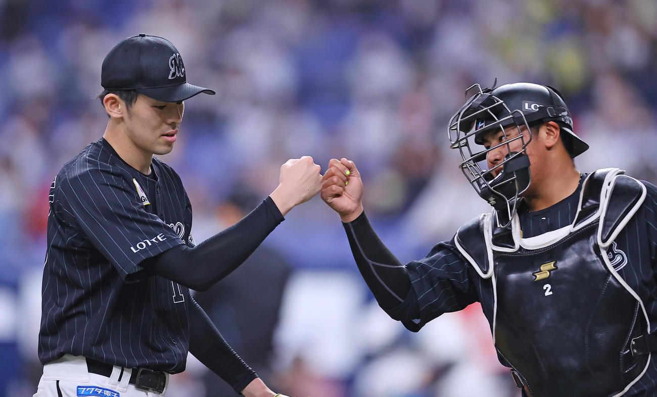 オリックス対ロッテ　6回裏オリックス2死二、三塁、バレラを三振に仕留めた佐々木朗（左）は松川とグータッチ（撮影・垰建太）