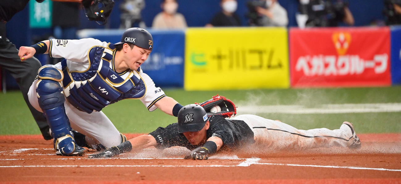 オリックス対ロッテ　1回表ロッテ1死二、三塁、レアードの犠飛で生還する高部（右）。捕手伏見（撮影・和賀正仁）