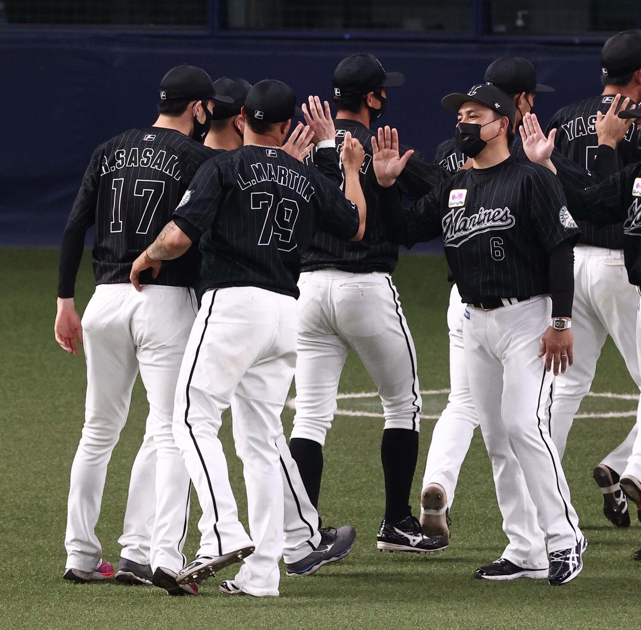 オリックス対ロッテ　井口監督（右）は4勝目をあげた佐々木朗とハイタッチする（撮影・上田博志）