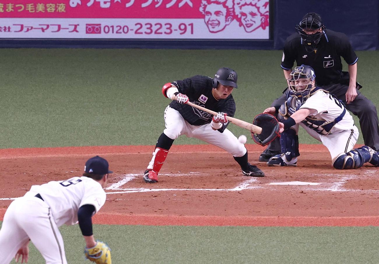 オリックス対ロッテ　8回表ロッテ1死三塁、スクイズする佐藤都（撮影・上田博志）