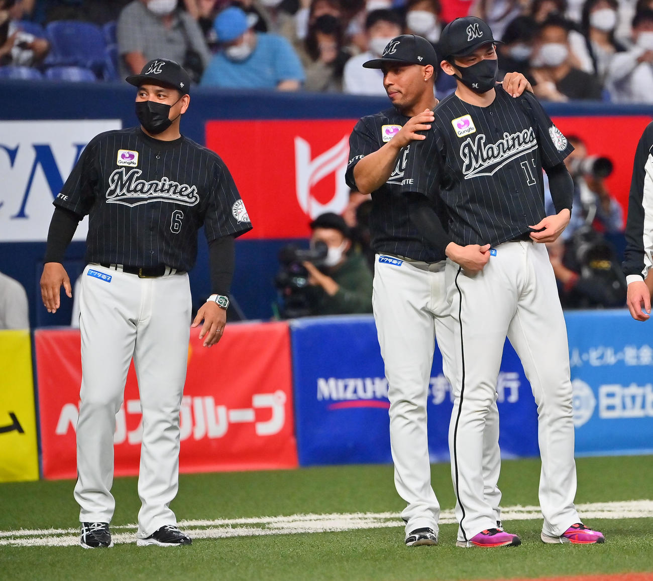 オリックス対ロッテ　4勝目を挙げエチェバリアから肩をもまれるロッテ佐々木朗希、左は井口監督（撮影・和賀正仁）
