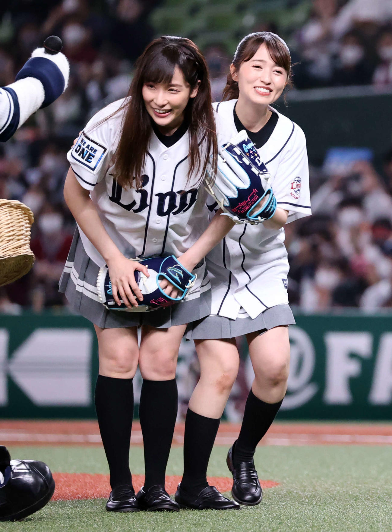 西武対楽天　始球式を務めた声優の伊波杏樹（左）と逢田梨香子（撮影・浅見桂子）