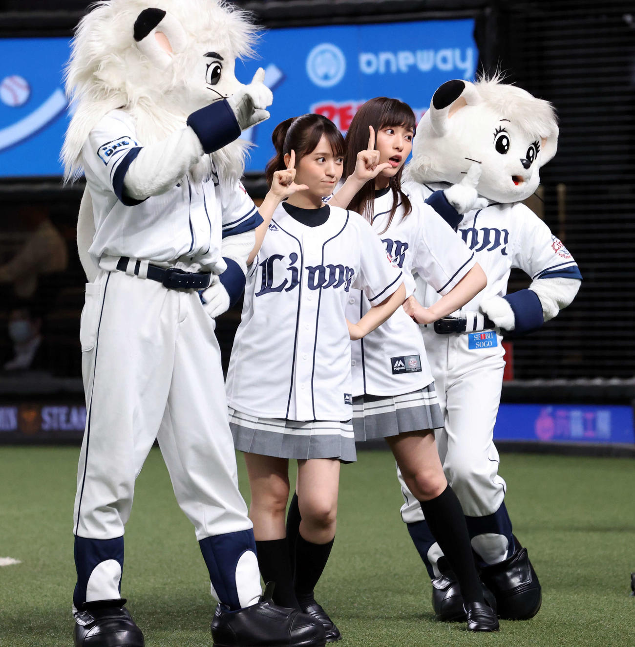 西武対楽天　「ラブライブ！サンシャイン！！」に登場する9人組スクールアイドルグループ「Aqours」の声優の逢田梨香子（左）と伊波杏樹はレオとライナと記念撮影（撮影・浅見桂子）