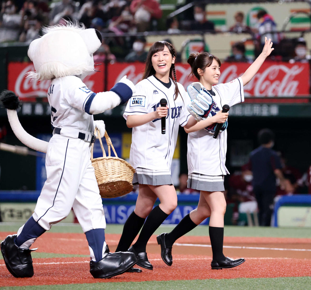 西武対楽天　始球式を務めた声優の伊波杏樹（左）と逢田梨香子（撮影・浅見桂子）