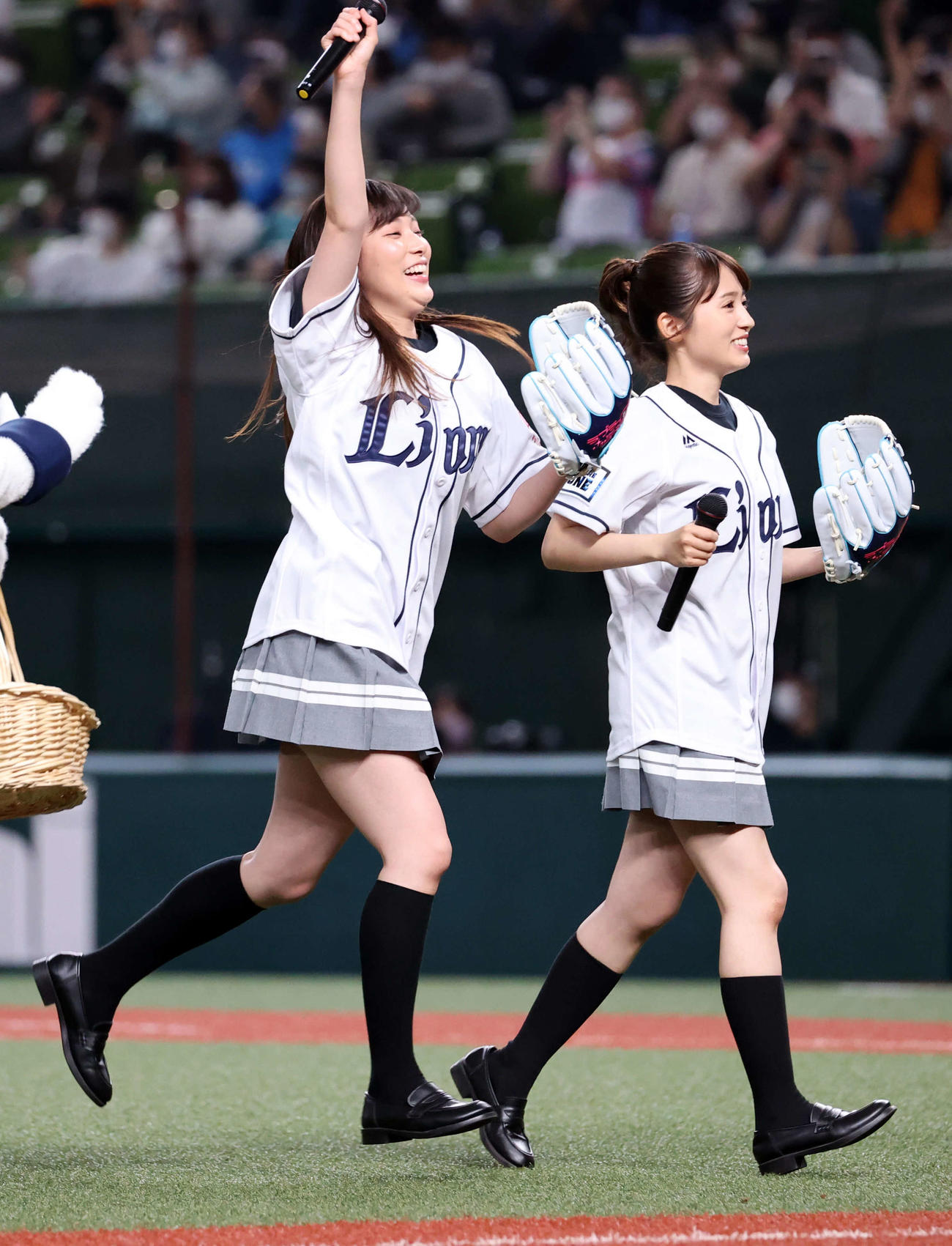 西武対楽天　始球式を務めた声優の伊波杏樹（左）と逢田梨香子（撮影・浅見桂子）
