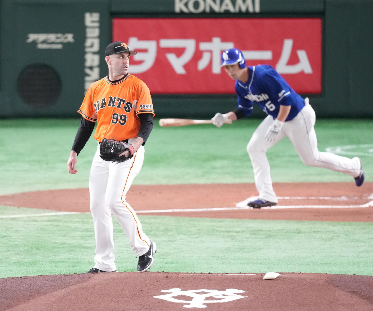 巨人対中日　1回表中日無死一塁、打者三ツ俣の時、一塁けん制悪送球で一塁走者岡林の二進を許したシューメーカー（撮影・鈴木みどり）