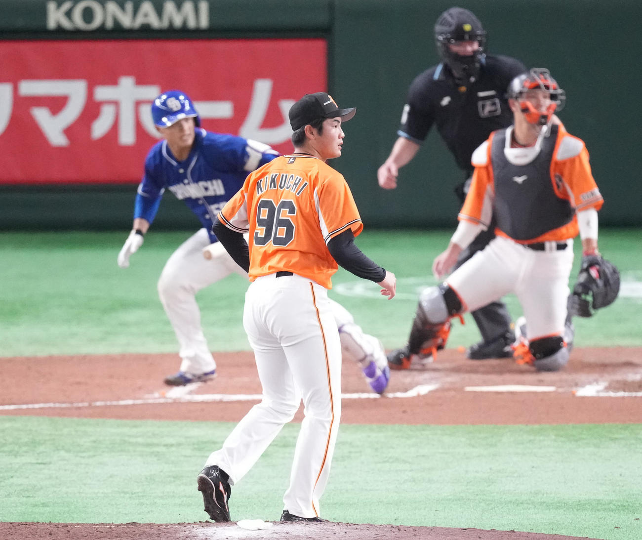 巨人対中日　6回表中日2死満塁、石橋に適時内野安打を浴びる菊地（撮影・鈴木みどり）