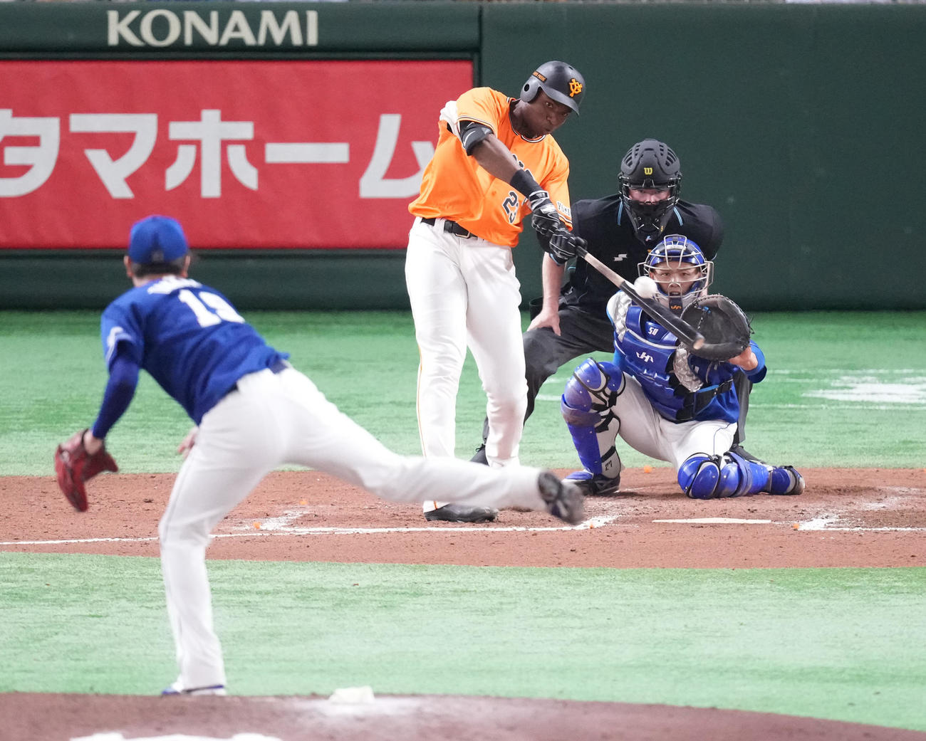 巨人対中日　6回裏巨人無死一、二塁、左適時二塁打を放つポランコ。投手高橋宏（撮影・鈴木みどり）