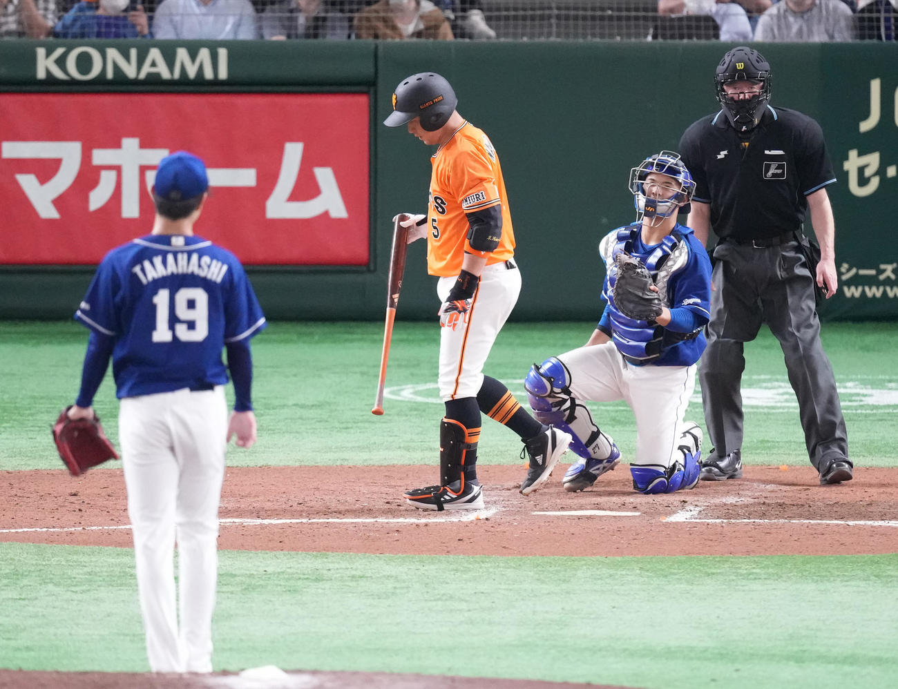 巨人対中日　6回裏巨人2死満塁、押し出し四球を選ぶ代打中島。投手高橋宏（撮影・鈴木みどり）