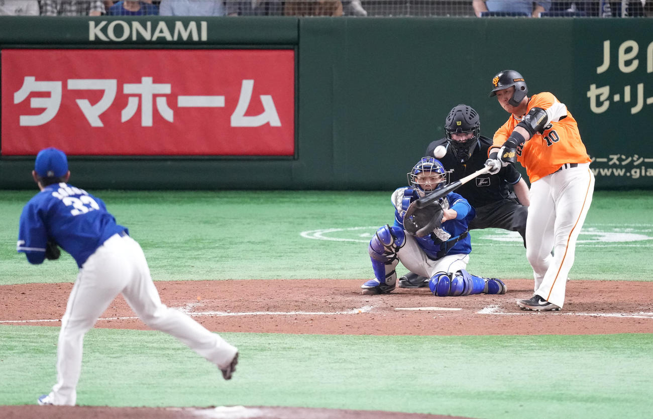 巨人対中日　7回裏巨人1死満塁、左越え満塁本塁打を放つ中田。投手祖父江（撮影・鈴木みどり）
