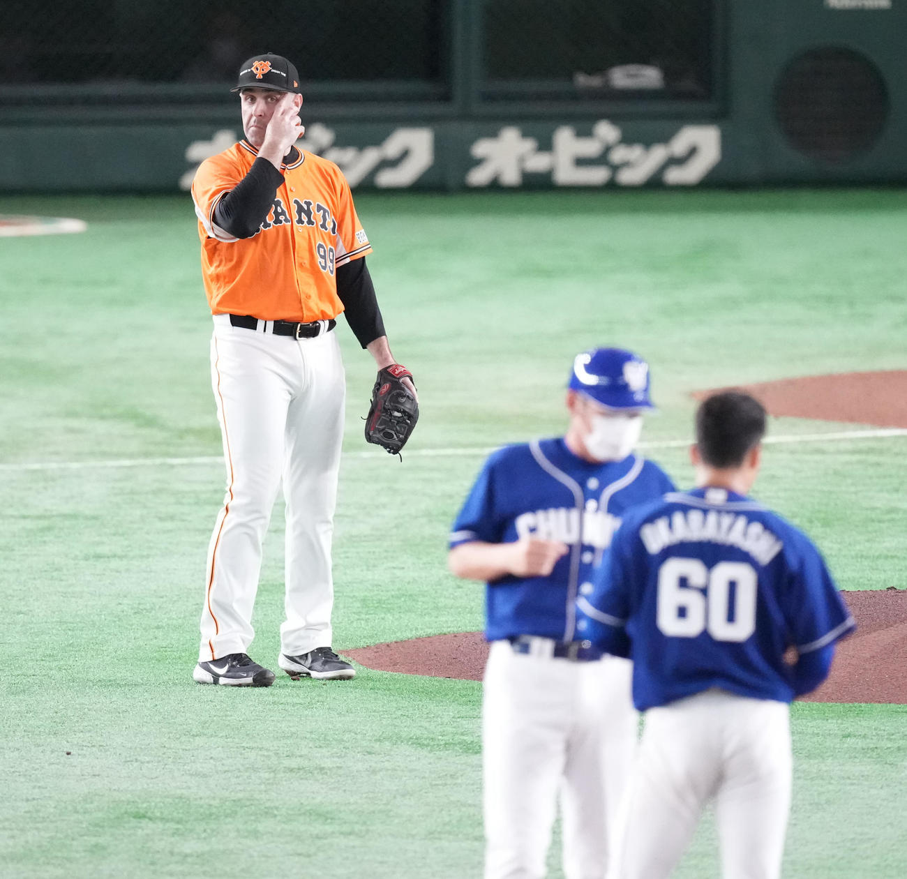 巨人対中日　1回表中日無死一塁、打者三ツ俣の時、一塁けん制悪送球で一塁走者岡林の二進を許したシューメーカー（撮影・鈴木みどり）