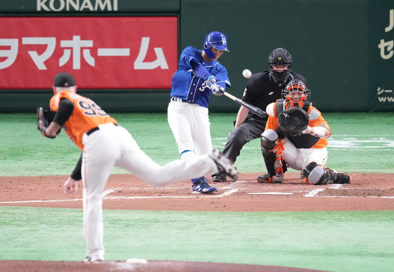 巨人対中日　2回表中日無死二塁、右中間に2点本塁打を放つ高橋周。投手シューメーカー（撮影・鈴木みどり）