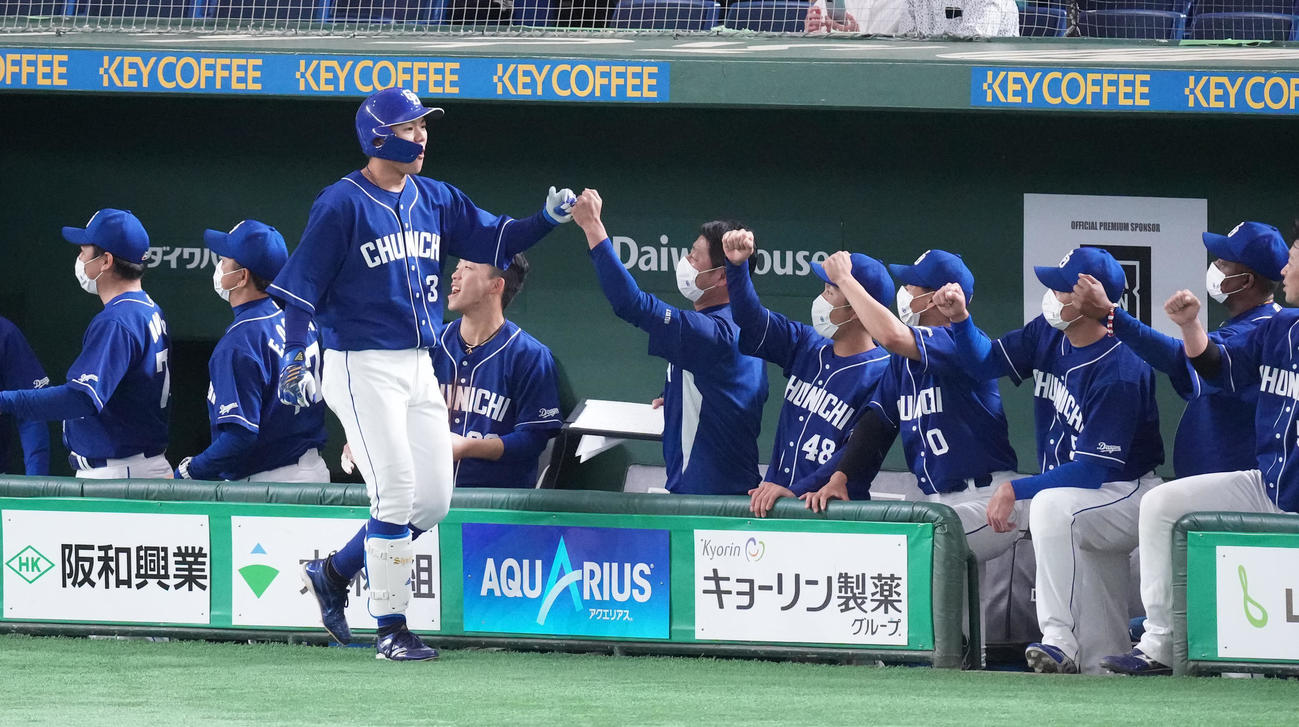 巨人対中日　2回表中日無死二塁、右中間に2点本塁打を放った高橋周（左手前）はナインと笑顔でハイタッチ（撮影・鈴木みどり）
