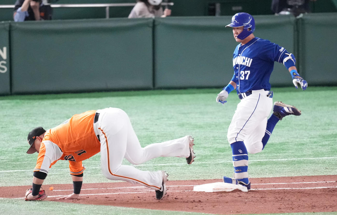 巨人対中日　3回表中日無死、遊ゴロに倒れる三ツ俣。一塁手中田（撮影・鈴木みどり）
