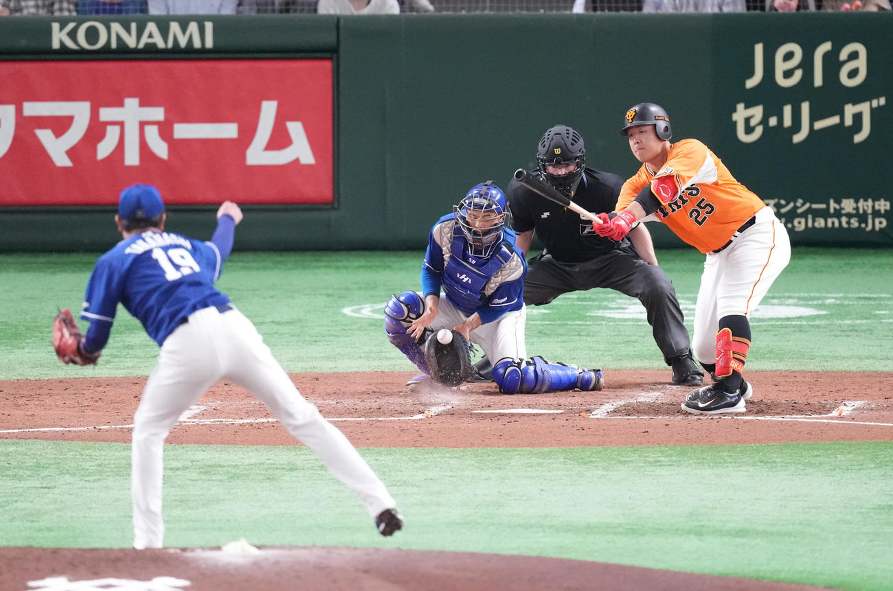 巨人対中日　4回裏巨人1死一塁、空振り三振に倒れる岡本和。投手高橋宏（撮影・鈴木みどり）