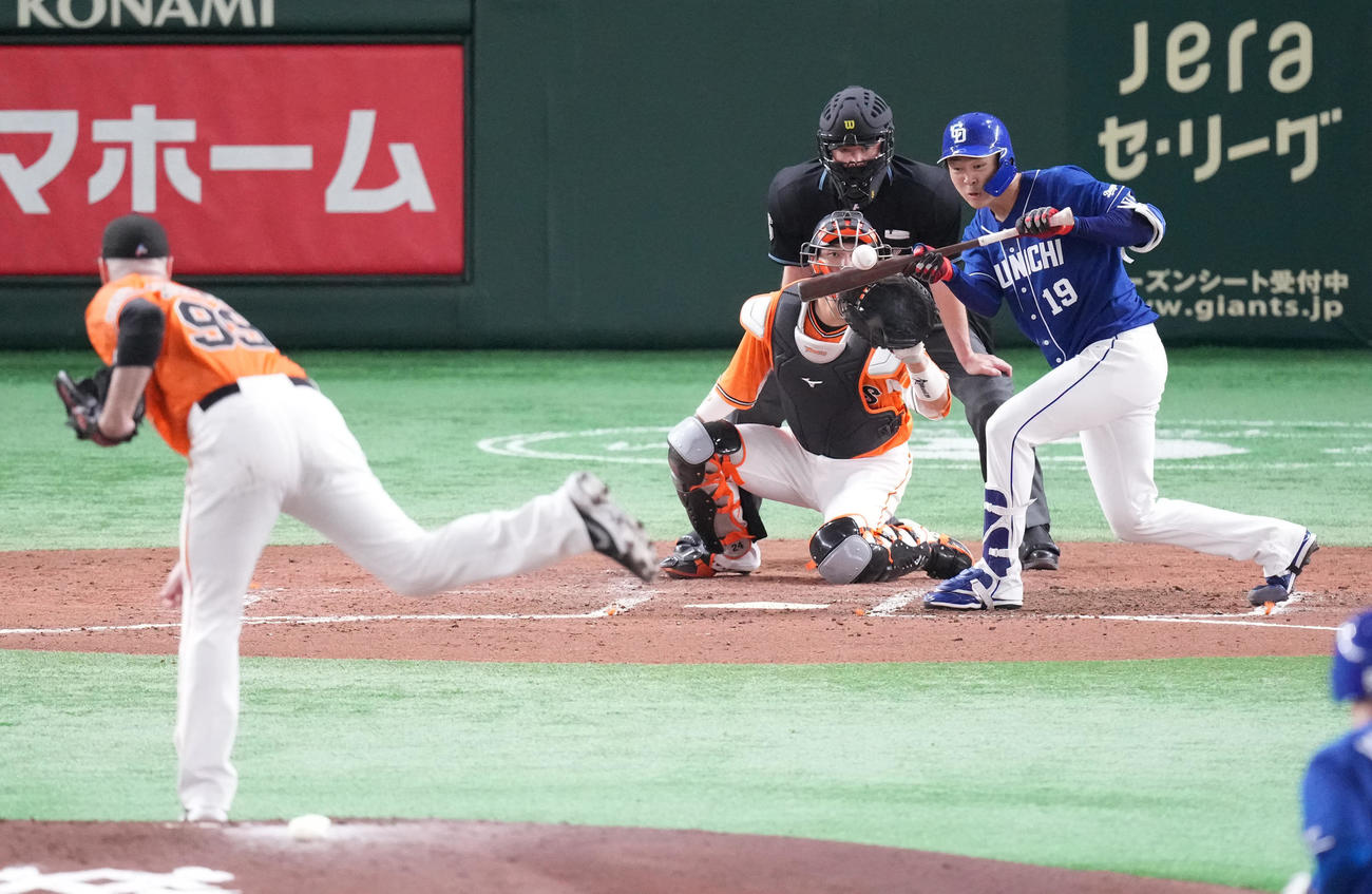 巨人対中日　5回表中日無死二塁、バントを決める高橋宏。投手シューメーカー（撮影・鈴木みどり）