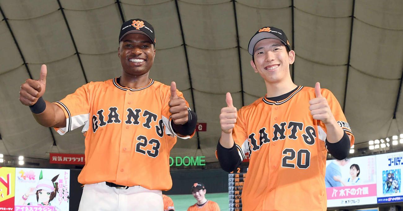 今季5勝目を挙げた巨人戸郷（右）と笑顔を見せるポランコ（撮影・たえ見朱実）