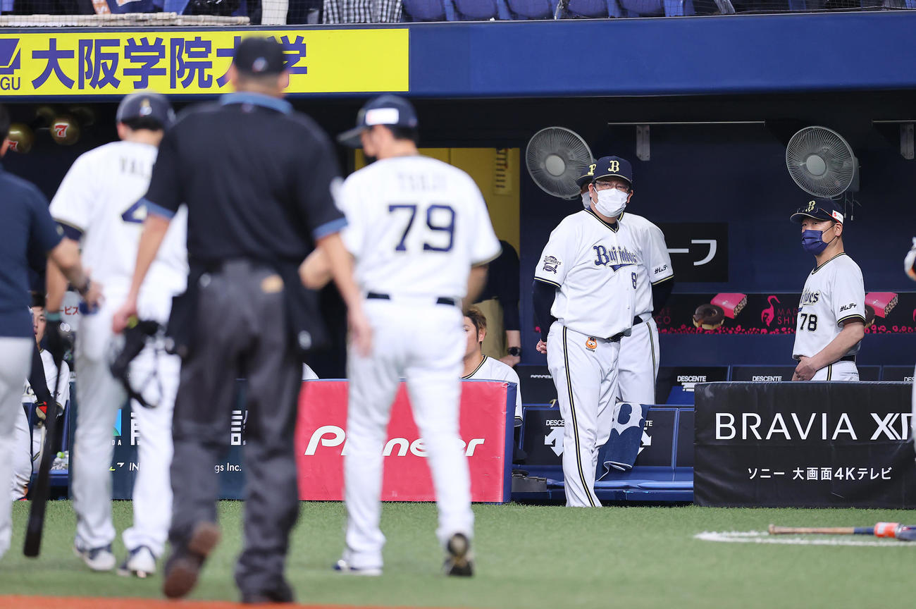 オリックス対ロッテ　9回裏オリックス無死、負傷しベンチに下るバレラ（左）を見つめる中嶋監督（右）（撮影・垰建太）
