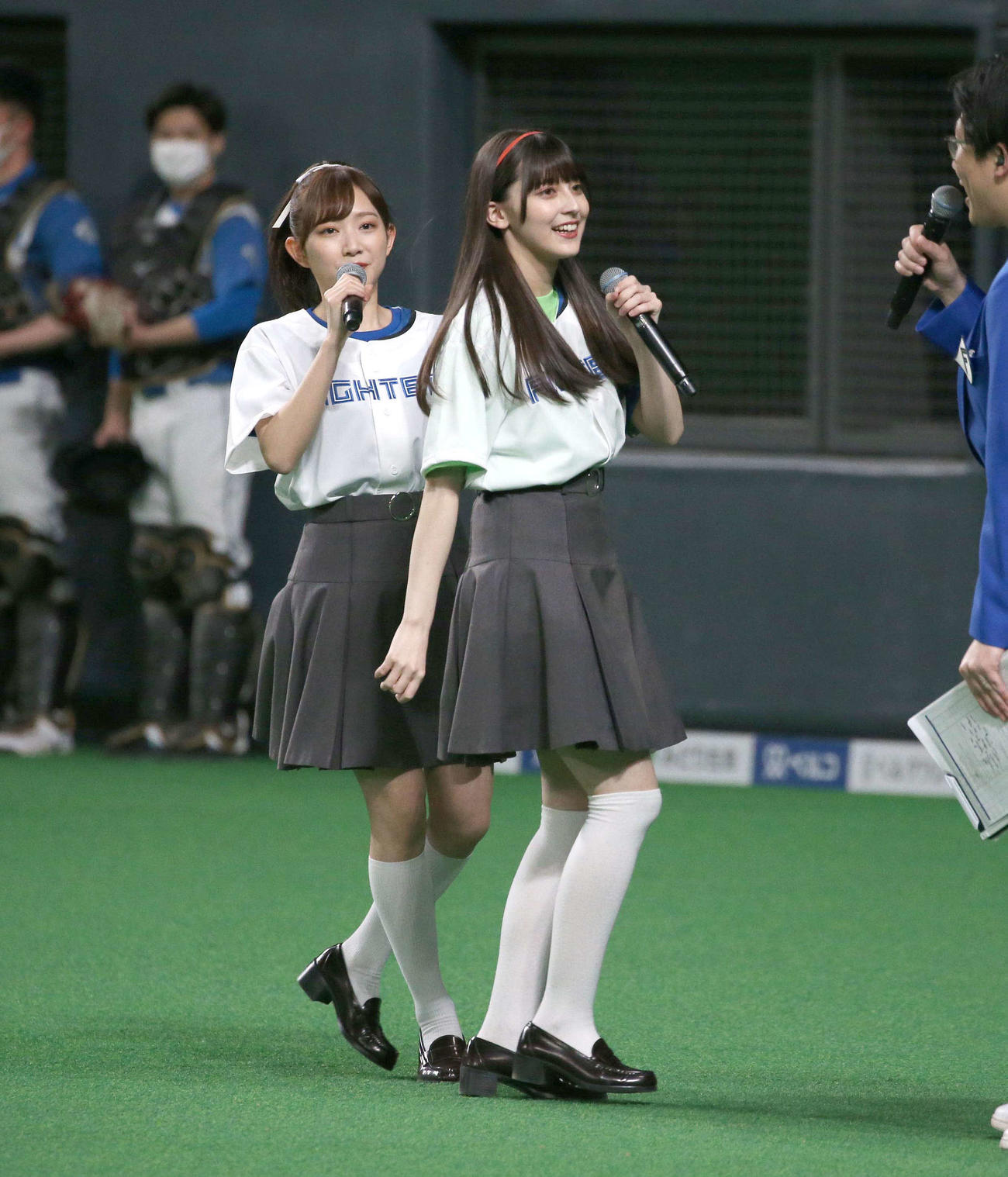 日本ハム対オリックス　ファーストピッチセレモニーに登場のアニメ「ラブライブ！」で声優を務める青山なぎさ（左）とペイトン尚未（撮影・黒川智章）