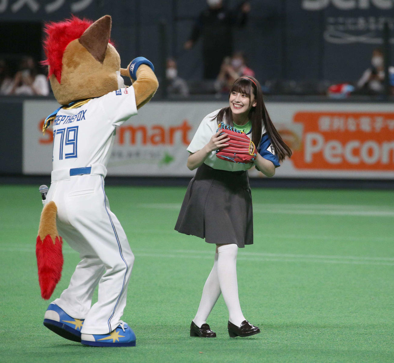 ファーストピッチセレモニーに登場し笑顔のアニメ「ラブライブ！」で声優を務めるペイトン尚未（撮影・黒川智章）