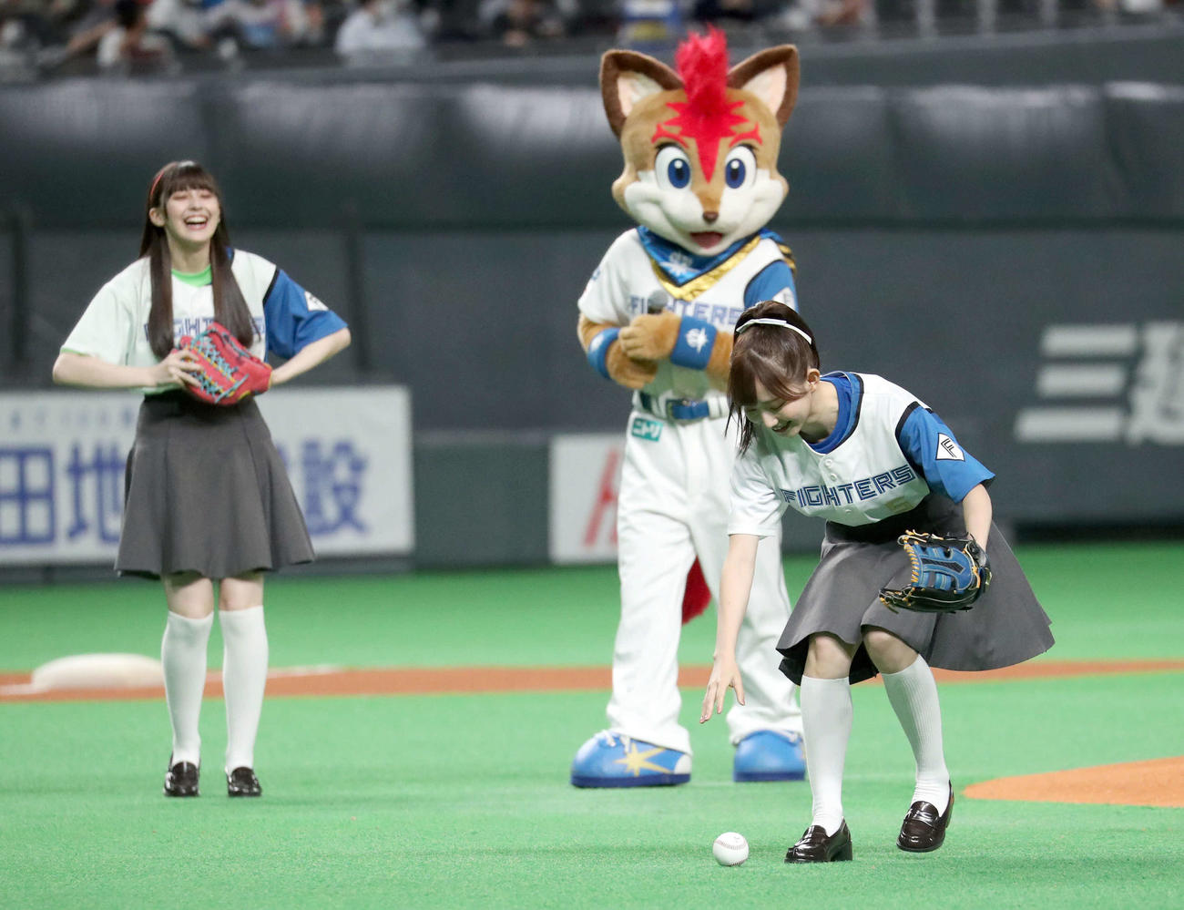 ファーストピッチセレモニーに登場しボールを落としてしまう青山なぎさ。左後方はペイトン尚未（撮影・佐藤翔太）